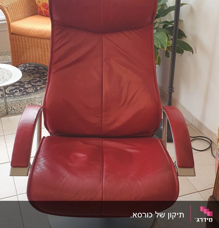 כיסא עור אדום עם מסגרת מתכת כסופה